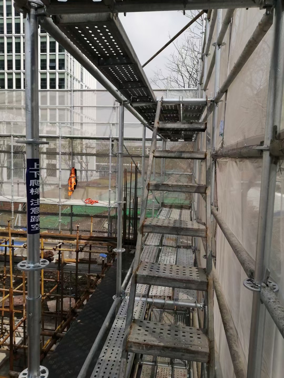 盤(pán)扣腳手架爬梯搭建-爬梯腳手架安全美觀(guān)-盤(pán)扣架爬梯的優(yōu)點(diǎn)
